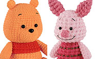 【トピックス】新シリーズ「Fluffy Puffy」「Amicot」がラインナップ！「くまのプーさん」たちがフィギュアになって全国のアミューズメント施設に登場！