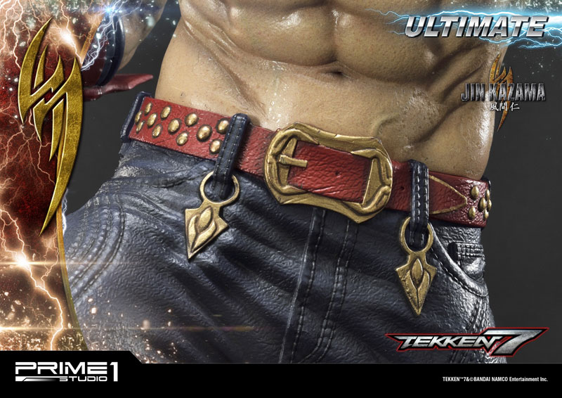 トピックス 格闘ゲーム 鉄拳7 より 風間仁 が 特徴的なライダースジャケットにフードを被った姿でスタチュー化