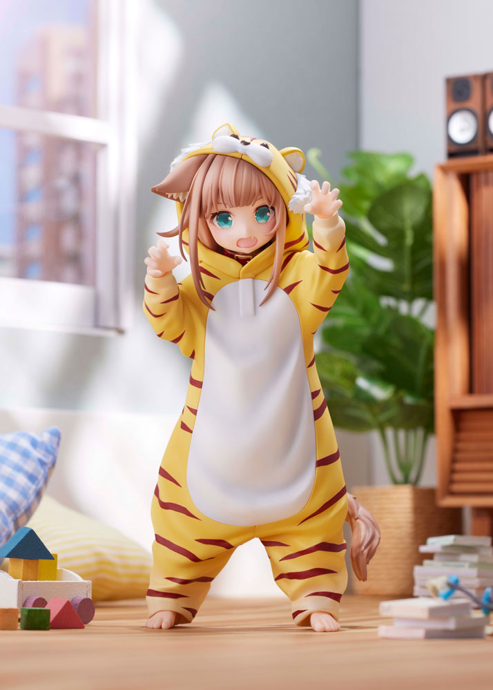 うちのねこが女の子でかわいい』より、虎柄の着ぐるみパーカーを着た