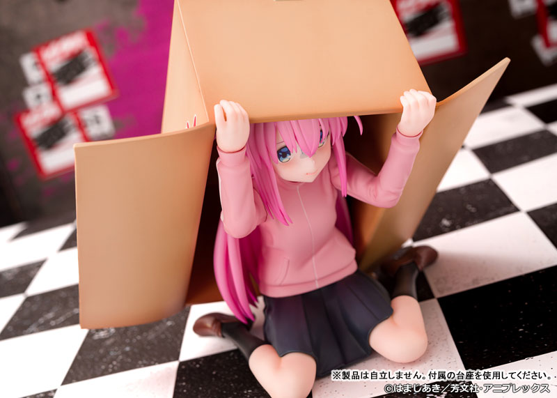 アニメ『ぼっち・ざ・ろっく！』より、段ボールに隠れる「後藤